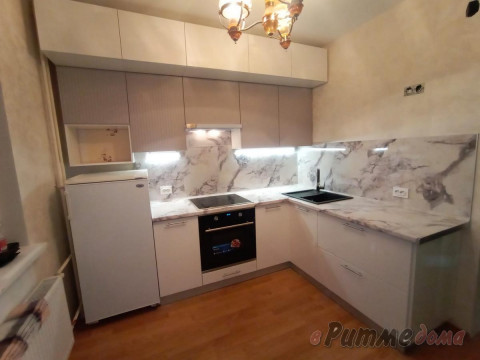 Угловая кухня 2600*1800 с антресолями и верхними шкафами по одной стене