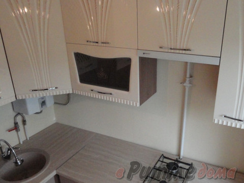 Кухня 1600*2000 (1,6*2,0м) с газовой колонкой, стиральной и посудомоечной машиной