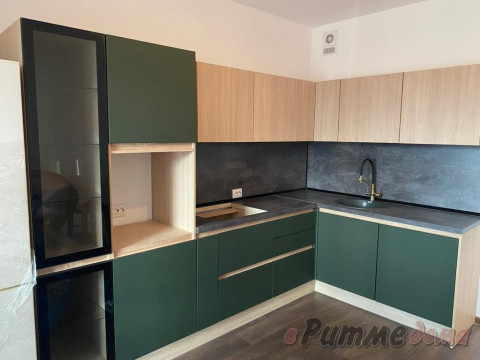 Угловая кухня 3000*1800 (3,0*1,8 м) с матовыми зелеными фасадами и стеклянным пеналом